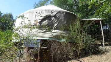 un altra yurta con pannello solare annesso